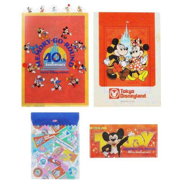 クリアホルダーセット 1,500円|サイズ:(クリアファイル)A4 2枚、A5 1枚、(チケットホルダー)縦約11×横約22cm 1枚|東京ディズニーリゾート40周年“ドリームゴーラウンド”「MEMORY-GO-ROUND」グッズ|発売日:2023年6月13日(月)|販売店舗:東京ディズニーランド「グランドエンポーリアム」、東京ディズニーシー「エンポーリオ」