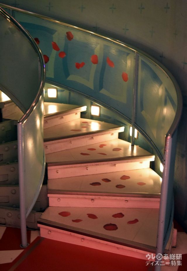 レッドカーペットがバラの花びらに変わりました