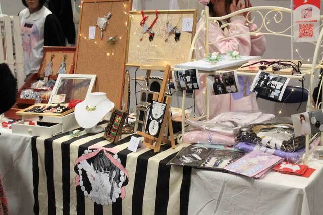 「millna」のブース。虫アクセサリーの他にも、自身の描いたイラストのスウェットやタイツがありました。