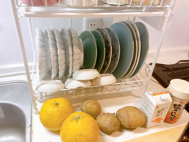 【ニトリ 水切り(2段スリム PP-2S ホワイト)】食器の少ない一人暮らしの人なら食器棚としても使えてしまうかも