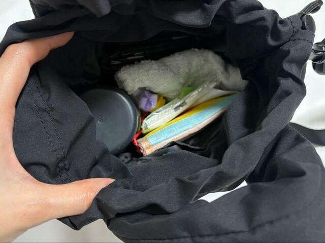 【adidas マストハブ パフィー スモール バッグ】すべて収納できました！お出かけの必需品はすべて入りそう◎