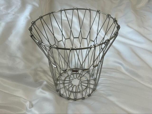 【ART OF BLACK ステンレス製 折りたたみ 変形 カゴ バスケット】下の部分をすぼませると、花瓶のような可愛らしい形に