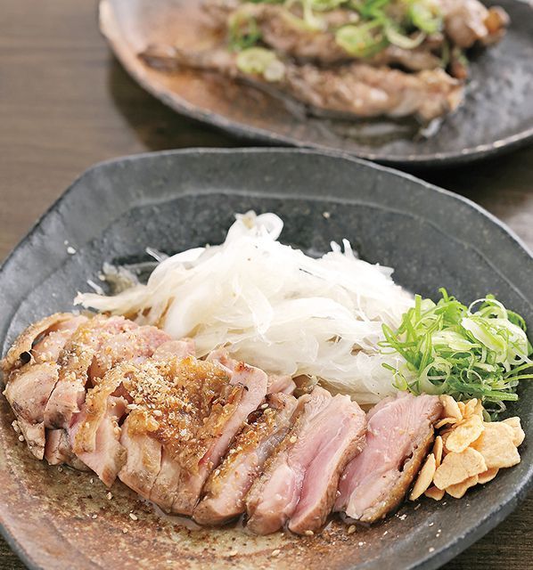 関西「鶏肉料理」の名店／炭火焼鳥居酒屋 風林火山（西中島南方）　もものタタキ 680円 せせりあぶり焼き 380円