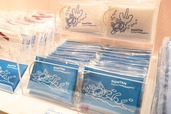 【「誕生50周年記念 ノンタン ずっとともだち!!!」展】ノンタン およぐのだいすき　ミニポーチ（各1,500円）／濡れても大丈夫なビニール生地で、バッグやリュックに付けて持ち歩けるポーチ