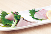 魚や 粋（築地市場 場外）  黒むつ刺身 580円～／さわら刺身 525円～ 神津島産黒むつと、銚子産さわらの盛り合わせ。刺身は、入荷によって日替わりで提供される。