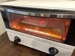 【アイリスオーヤマ オーブントースター】食パンを2枚焼いています