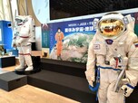 【ネスカフェ 原宿】「宇宙兄弟」のイラストが描かれた壁の前は撮影スポット
