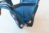 【「モンチッチ×kippis コスメ&ガジェットポーチ」(宝島社)】ファスナーは下まで開きます