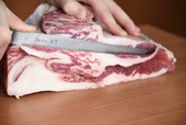 お肉は職人が丁寧に手切りして提供