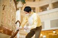 キャストがロビーの手すりを清掃・消毒している様子