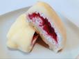 【セブン-イレブン　クレープ　レアチーズクリーム＆苺ソース】苺ソースのフルーティーな甘さがレアチーズの酸味によく合います
