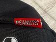 プリントの横にはレッド×ホワイトの「PEANUTS」ロゴタグ付き