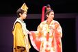 音楽劇『精霊の守り人』より、二ノ妃を演じる雛形あきこ（右）