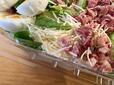 【コストコ ベーコンシーザーサラダ】ドレッシングをかける前の状態でも、ベーコンとチーズの彩りが食欲をそそります◎