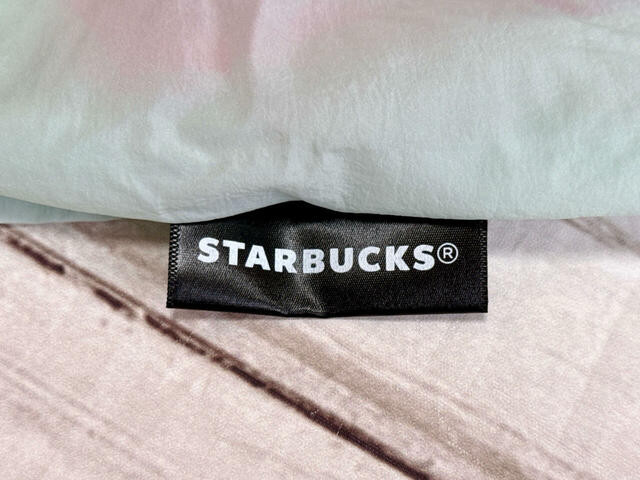 エコバッグのサイドに「STARBUCKS」のロゴタグ付きなのもうれしいポイント