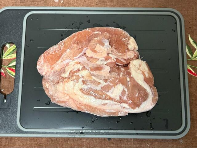 【ニトリ　解凍プレート シャープナー付きまな板】冷凍した鶏肉を使ってプレートの解凍スピードを検証！解凍後30分時点でプレートに接していた部分が柔らかくなっていました