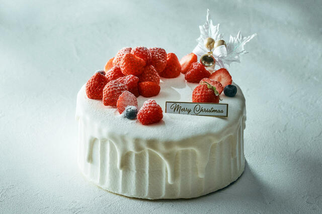 「Neige Blanche（ネージュ・ブランシュ）」＜価格：6,500円（税込）／7,500円（税込）＞【【ヒルトン東京お台場】2025年クリスマスケーキ予約受付中！今年は厳選素材を使った“5万円の至高のケーキ”や“王道ショートケーキ”など、全4種が登場！】