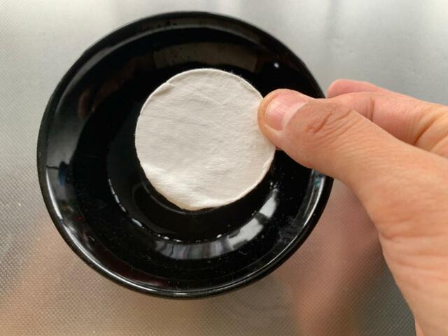 【ニトリ　おでかけ用 防災緊急8点セット(サコッシュ)】圧縮タオルは水に浸して使用します