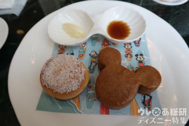 クロテッドクリーム、黒糖のシロップと合わせて召し上がれ。ドリーマーズ・ラウンジ 東京ディズニーランドホテル・サマーダイニング アフタヌーンティーセット