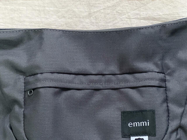 フロントにファスナーポケットが1つついています