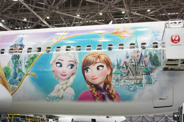 機体のデザインは、左右どちらから見ても同じイラストが描かれています【JAL Fantastic Journey Express】