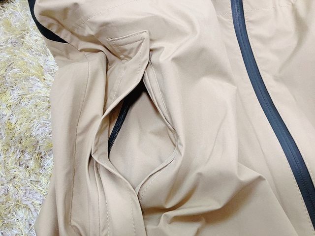 【ワークマン INAREM(イナレム)レディースレインスーツ】サイドポケットにはフラップ&ファスナー付き