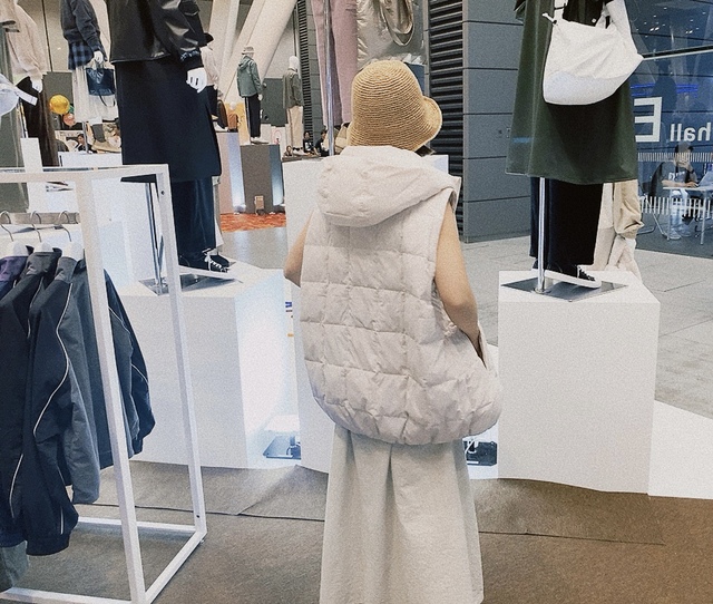 【ワークマン デタッチャブルパフィーブルゾン】フード付きのベストにも大変身します