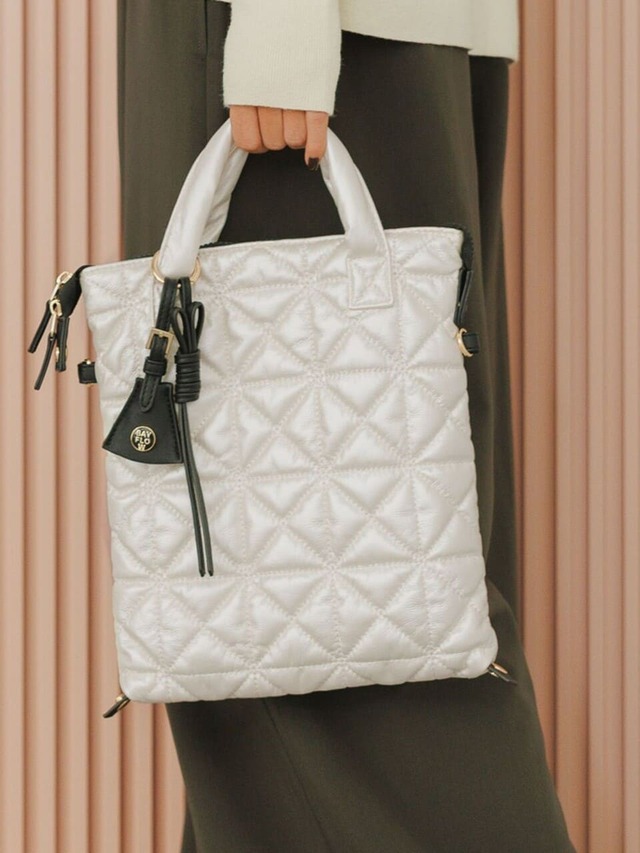 【BAYFLOW「チャーム付きキルトトートS」】カラーはホワイト・ブラック・ライトピンク・ネイビーの4色展開