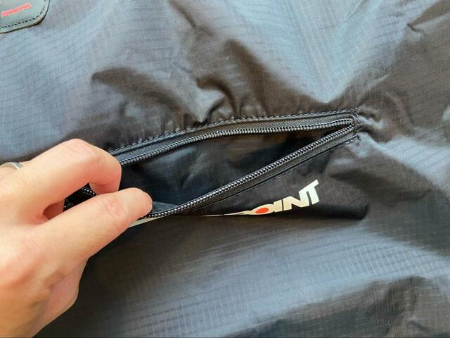 【mont-bell ギアコンテナL】フロント部分のミニポケットは、ちょっとした小物入れとして活用できそう♪