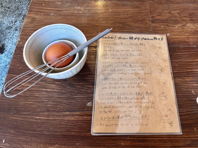 【ヨリドコロ 由比ヶ浜大通り店】谷さんが持ってきてくれた卵と泡だて器と器。作り方が書かれた紙を一読後、メレンゲ作りに挑戦します