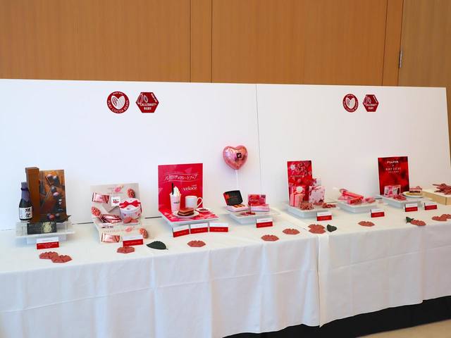 各社のルビーチョコレートが勢揃い