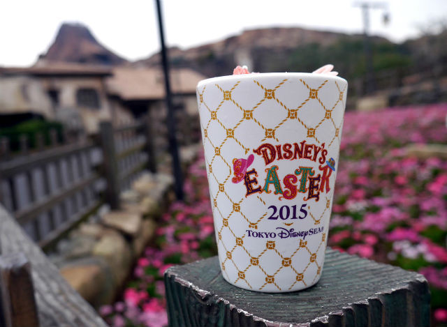 ミックスベリームース、スーベニアカップ（裏）／東京ディズニーシー「ディズニー・イースター2015」©Disney