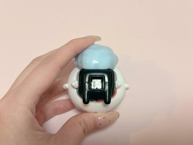 フィギュアの底面には穴が開いており、ペンシルトッパー仕様になっています。鉛筆などに付けて楽しめるのもGood♪