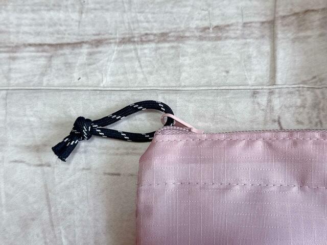 ファスナーで開閉する仕様。引き手のパラコードもおしゃれ!