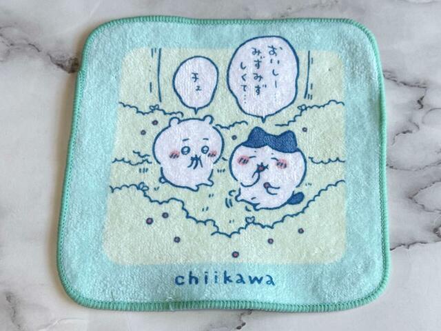 ちいかわの漫画でよく見かける「なんか実」を食すシーン。足をバタバタさせているハチワレがかわいすぎて保護案件です!