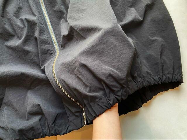 【GU フロントジップバブルヘムワンピース】透け感は一切ないので、インナー選びに困ることもありません◎