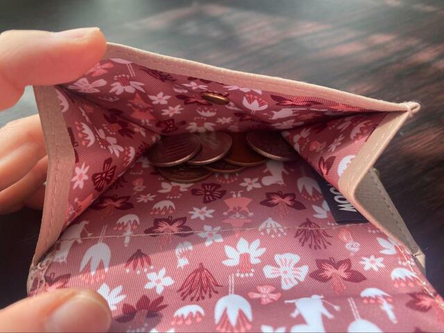 【宝島社　MOOMIN カードが見やすい じゃばら式コンパクト財布 BOOK SMOKY PINK】マチが大きいので小銭がたっぷり入ります