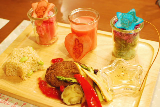 キキ＆ララ・マイメロディ40thアニバーサリーカフェ／マイメロディ、ララと一緒に可愛くなろう・野菜が20品目入ったビューティープレート（黒点はハート）