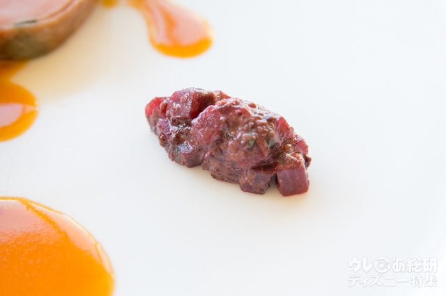 仔牛のサルティンボッカ ビーツのサルサ カルチョフィのストゥッファートを添えて|“ピクサー・プレイタイム”ランチコース 4,940円|東京ディズニーシー・ホテルミラコスタ「ベッラヴィスタ・ラウンジ」