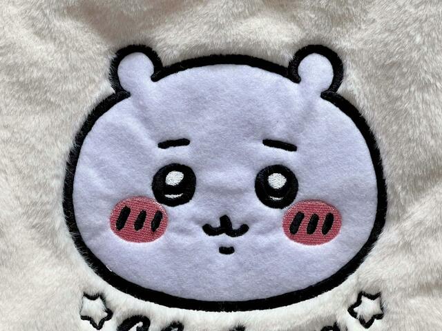 ちいかわのキラキラお目目や少し垂れた眉、ピンクのほっぺたがアップリケで再現されています！