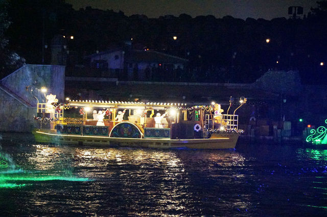 カラー・オブ・クリスマス　ダッフィーが登場