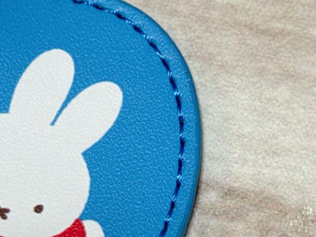 素材は高級感たっぷりな合成皮革