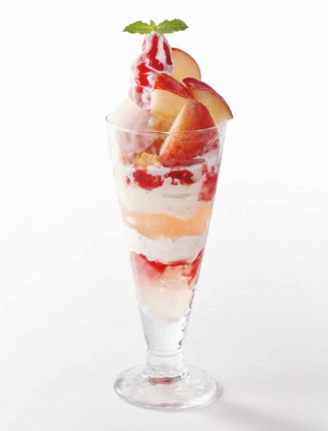 【ジョナサンのグランドメニュー売れ筋ランキング 5位】「季節のジョナパフェ（桃）」989円（税込）※季節によりフルーツが変わります。