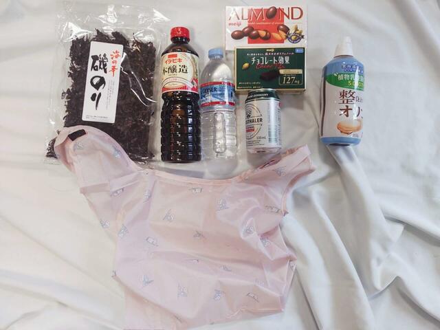 しょうゆ、ペットボトル、お菓子などが入る