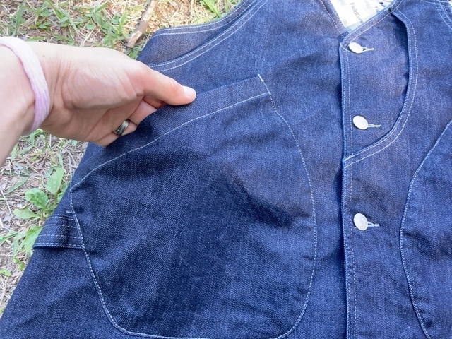 【ワークマン グリーンテックアウトドアデニムベスト】フロントの両サイドに大きなポケットが2つあります