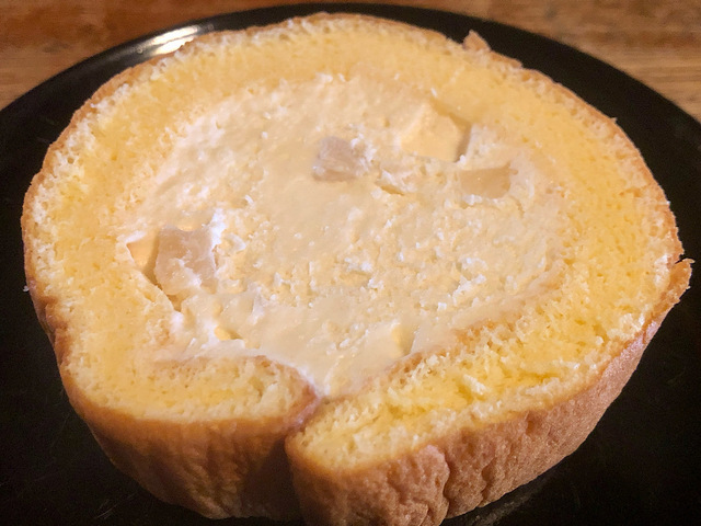 【シャトレーゼ　山梨県産白桃のふんわりロール】手のひらからはみ出すサイズ感のロールケーキに白桃ダイスが入ってこの値段は良すぎる