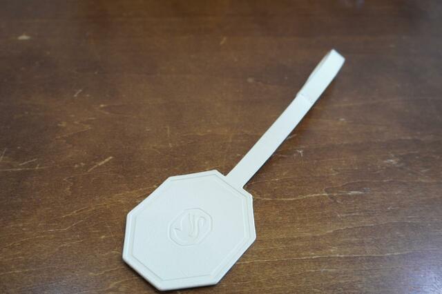 レザー調のホワイトタグ