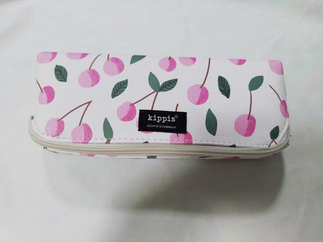 白地にピンク色のさくらんぼのイラストがたっぷり描かれています