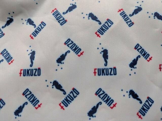 【FUKUZO(フクゾー)お財布ポシェット】タツノオトシゴの総柄とマリンカラーが爽やか