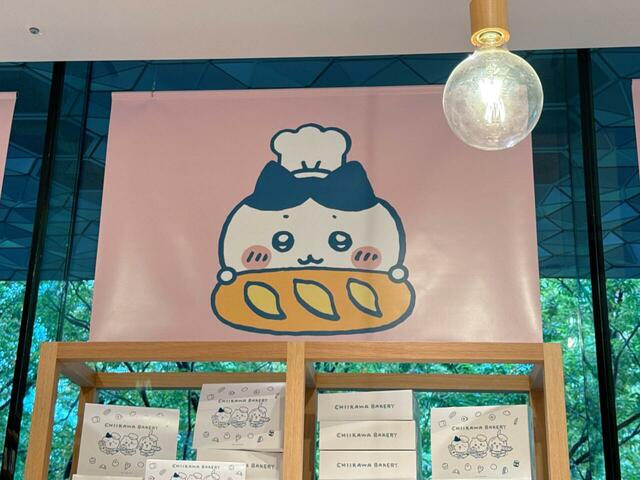 パンのオーダーコーナーの頭上にも注目!パン屋さんになったハチワレ♪